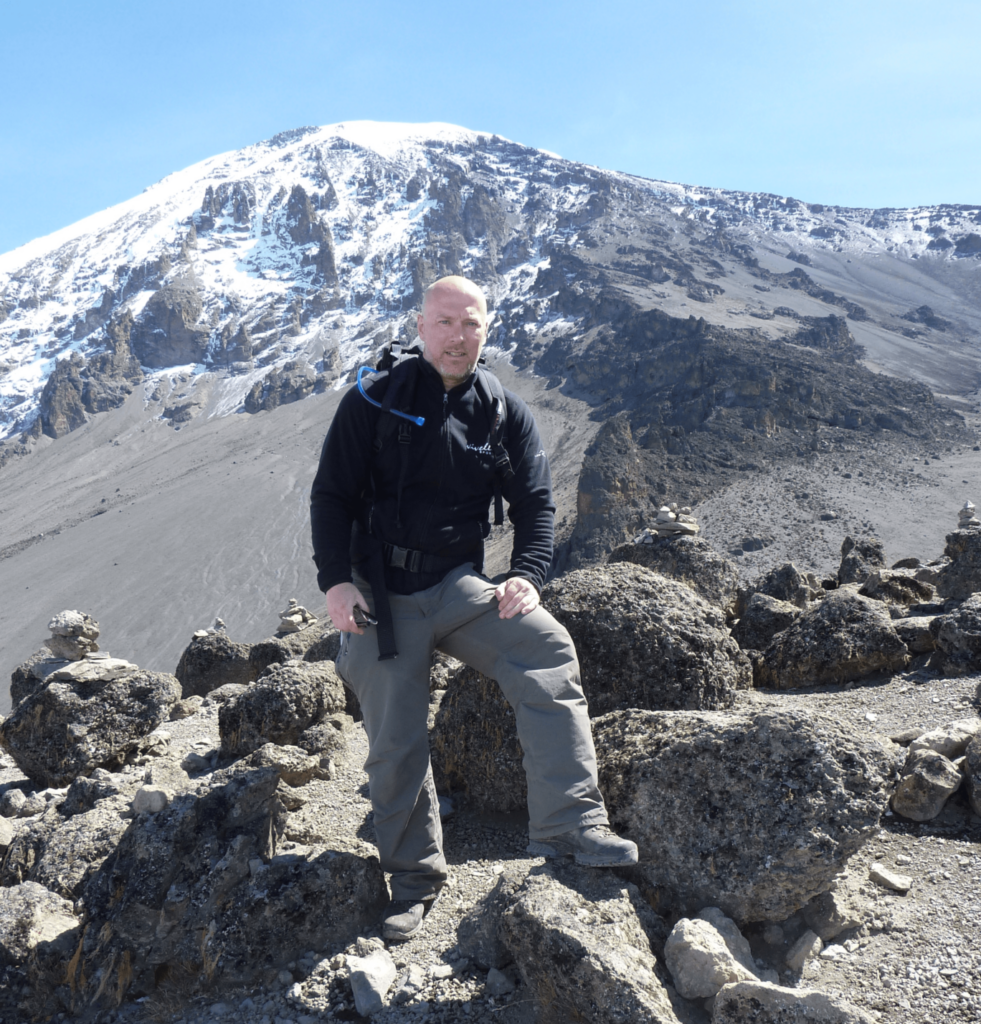 Jan, de CEO en founder van Strong Viking, bovenop de Kilimanjaro: Daar waar het Strong Viking verhaal begon.