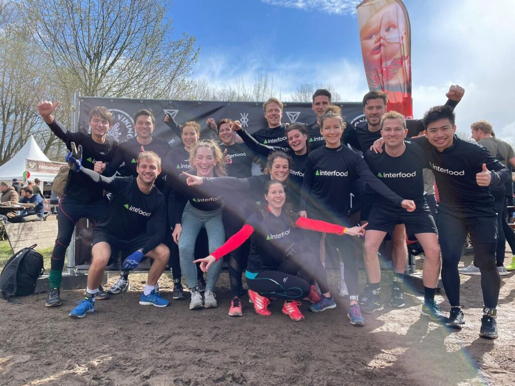 Groepsfoto van het Interfood team bij Strong Viking