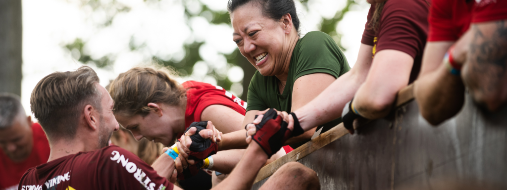 Deelnemers strong viking obstacle run met goede sportkleding zoals handschoenen.