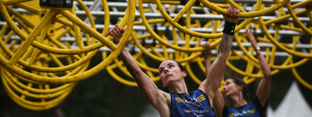 Een OCR deelneemster die haar gripkracht test tijdens een van de strong viking obstakels (handgrip trainen knijpkracht trainen handen trainen grip trainen obstacle run gripkracht trainen)