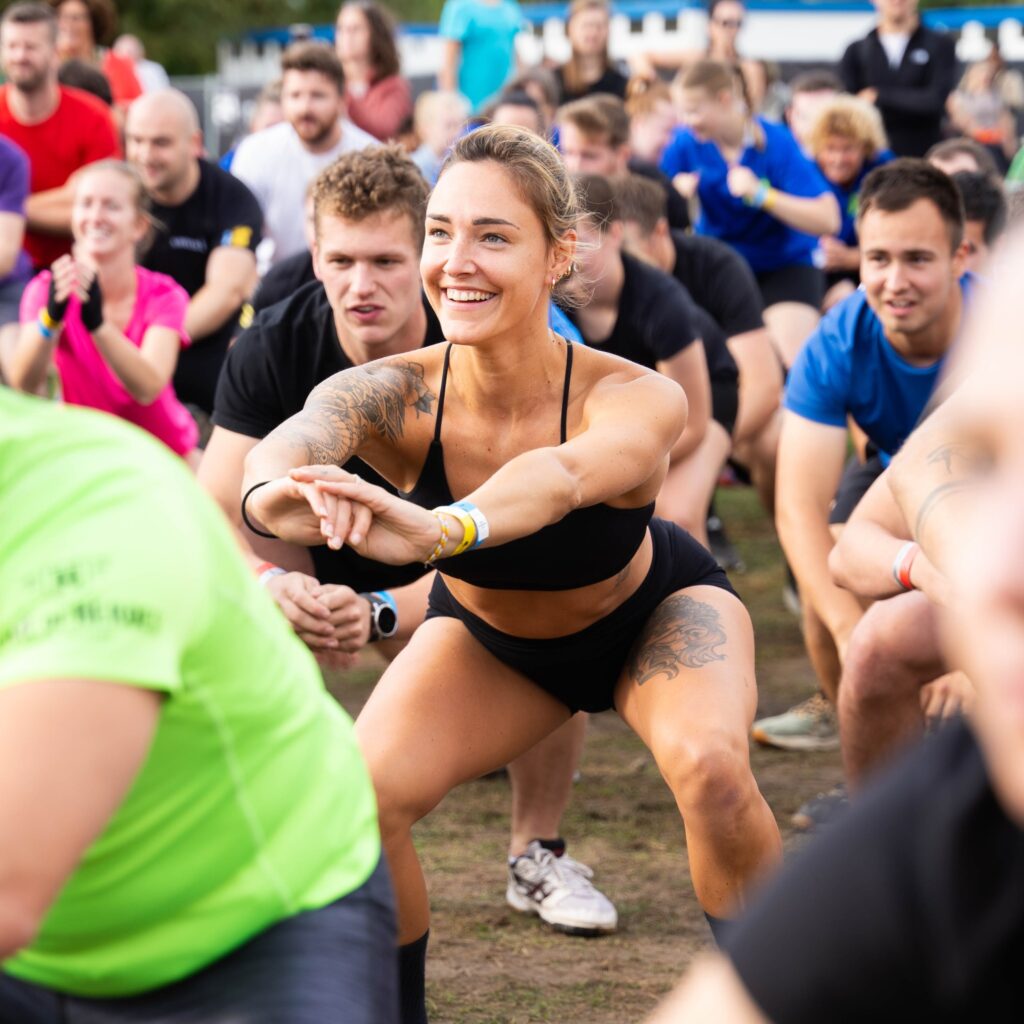 Vrouw die een squat doet: functional training